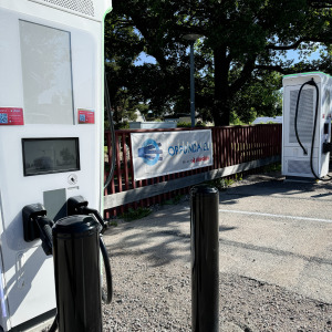 Två 360kW snabbladdare med totalt fyra laddpunkter på Ica Cityhallen i Vingåker